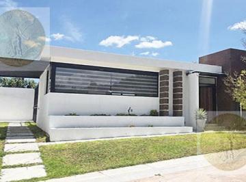 Casa · 207m² · 2 Recámaras · 3 Estacionamientos · Seminueva, 1 Planta.