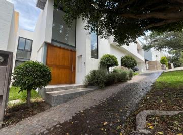 Casa · 350m² · 3 Recámaras · 3 Estacionamientos · En Privada Sierrazul