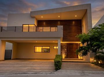 Casa · 625m² · 4 Recámaras · 2 Estacionamientos · Casa en Renta con 4 Recamaras con Baño en El Molino Residencial Condominio Xiv