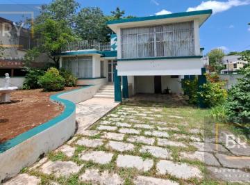 Casa · 746m² · 4 Recámaras · 3 Estacionamientos · Casa en Venta en Itzimná, Sobre Calle Principal, con Amplio Terreno