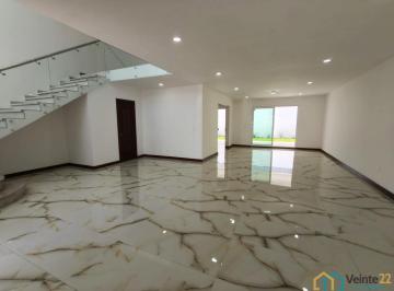 Casa · 251m² · 3 Recámaras · 2 Estacionamientos · Casas en Venta en Santiago Momoxpan, con Excelente Ubicación