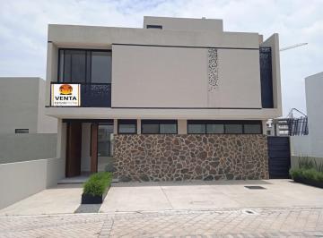 Casa · 208m² · 4 Recámaras · 4 Estacionamientos · Casa en Venta en Hacienda Carlota