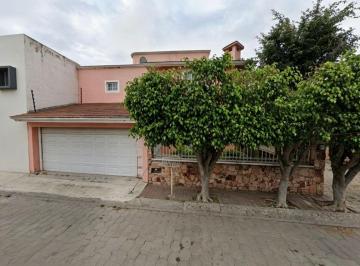Casa de 5 habitaciones, Querétaro · Excelente Opción de Inversión en Zona con Plusvalía - Bonita Casa en Venta en Bosques del Acueducto