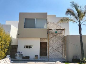 f49673c2a6d0b026bcbd123362f23eeda0415f38dff014b9fe9064c399e0ef59 · Casa en Venta en Real de Juriquilla de 3 Niveles