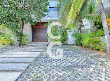 Casa · 265m² · 4 Recámaras · 3 Estacionamientos · Casa en Renta en Cancún en Residencial Lagos del Sol con 4 Recámaras