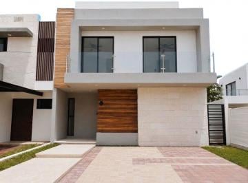 Casa · 180m² · 3 Recámaras · 2 Estacionamientos · Venta Casa Rio Chacmool 135 Cancún Huayacan Quintana Roo