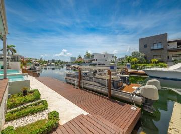 Casa · 1400m² · 4 Recámaras · 5 Estacionamientos · Venta Casa Puerto Cancún Los Canales Quintana Roo
