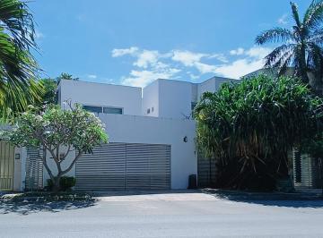 Casa · 300m² · 5 Recámaras · 5 Estacionamientos · Renta Casa Zona Galenia Supermanzana 11 Cancún