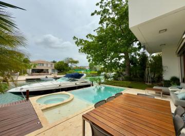 Casa · 500m² · 4 Recámaras · 4 Estacionamientos · Venta Renta Casa Los Canales Puerto Cancun Cancun