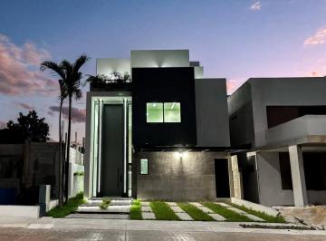 Casa · 228m² · 3 Recámaras · 4 Estacionamientos · Venta Casa en Via Cumbres Av Huayacán Cancún de 3 Recámaras