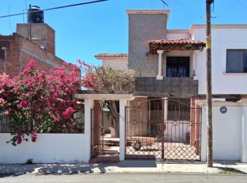 Casa de 3 habitaciones, Querétaro · Casa con Excelente Ubicación en Villas del Parque