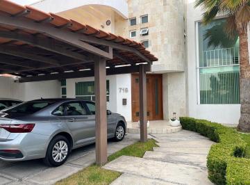 8cdc65c73846d82eefa318e7cd04df8b334069599e74dead388a99ff52d6b0e6 · Casa en Renta en Cumbres del Lago con Estudio en Planta Baja.