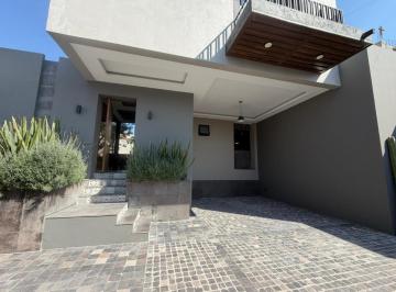 Casa · 400m² · 3 Recámaras · 2 Estacionamientos · Casa - Villa de Los Frailes