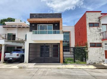 Casa de 3 habitaciones, Coatepec · Casa en Venta de 3 Recámaras con Amplio Patio Privado y Cochera Para 2 Autos