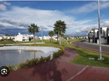 c5c33f3c0746632990e5386f5c386d3bc92ba42a42140221c1bc5a94a4087a16 · Casa en Venta en La Condesa Juriquilla 4 Rec, Una en Pb, Cto de Servicio y Roof.