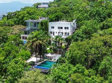 Casa · 750m² · 3 Recámaras · 2 Estacionamientos · Casa en Venta en Fraccionamiento Club de Golf San Gaspar Jiutepec Morelos