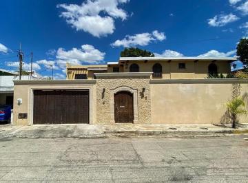 1 · Residencia de Lujo, Completamente Remodelada en Venta en Itzimná