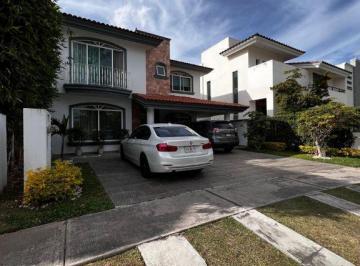 Casa · 303m² · 4 Recámaras · 4 Estacionamientos · Casa en Venta en El Manantial con 303 m² de Construcción