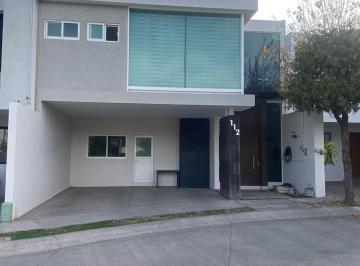 Casa en condominio de 3 habitaciones, León · Sierra Nogal Hermosa Csa Vta 3 Recam C /baño c/u Principal A. C. Baño y Vestidor Calentador Solar