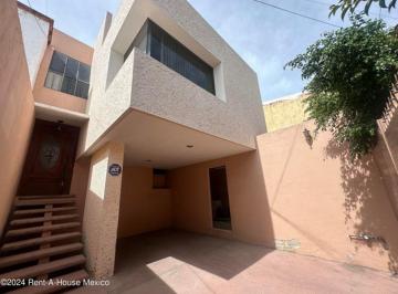 Casa de 3 habitaciones, Querétaro · Quintas del Marques Vendo Casa con Buena Ubicacion 3 Recamaras + Servicio 4 Baños 2 Coches