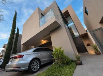 Foto 1 · Casa en Venta en Condominio con Alberca en El Refugio, Querétaro, con Cuarto de Servicio