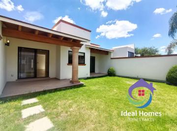 Casa · 300m² · 3 Recámaras · 2 Estacionamientos · Casa en Venta en Residencial Haciendas de Tequisquiapan, un Nivel con Amplio Jardín.