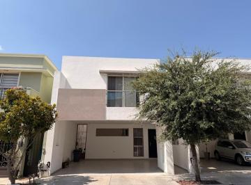 1 · Casa en Renta en Cumbres Britania, Dominio Cumbres, García: Amplia, Confortable, Privada, Parque.