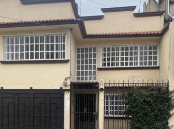 Casa · 180m² · 3 Recámaras · 1 Estacionamiento · Oportunidad Casa Sola en Renta Ubicacion Privilegiada a 4 Minutos de La Glorieta de Colon