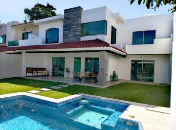 Casa de 3 habitaciones, Jiutepec · Casa en Venta con Alberca Privada, Jacuzzi, Amplios Jardines y Elegantes Acabados