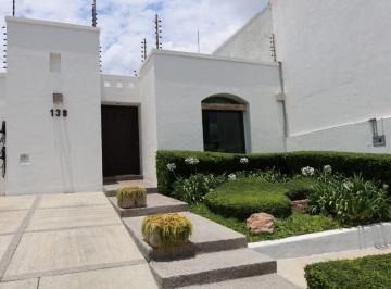 Casa en condominio de 3 habitaciones, León · Colinas de Gran Jardin Hermosa Csa Vta de 1 Planta 3 Rec. Cto Servico y T. V. Terraza Jacussi 4 Autos