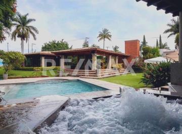 Casa · 1058m² · 3 Recámaras · 4 Estacionamientos · Venta de Casa en Lomas de Cocoyoc a Campo de Golf