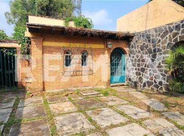 Casa · 834m² · 2 Recámaras · 2 Estacionamientos · Venta de Casa con Amplio Jardín en Jardines de Tlayacapan