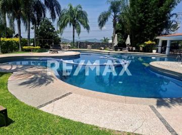 Casa · 360m² · 4 Recámaras · 5 Estacionamientos · Casa en Venta en Fraccionamiento Corinto
