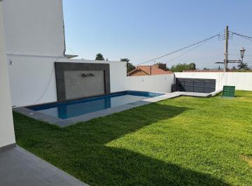 Casa · 288m² · 4 Recámaras · 2 Estacionamientos · Casa Sola con Alberca en Privada de Fraccionamiento Burgos