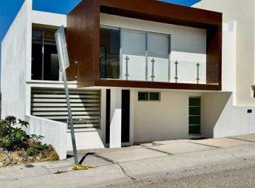 Casa · 330m² · 4 Recámaras · 2 Estacionamientos · Casa en Venta en Zibata