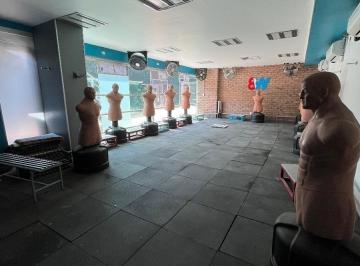 Local comercial · 250m² · 6 Estacionamientos · Local Comercial en Palmas Para Gym