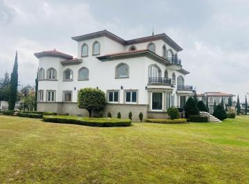 Casa · 1200m² · 4 Recámaras · 6 Estacionamientos · Espectacular Casa en Venta en Interlomas en Cerrada con Vigilancia
