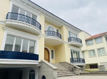Casa · 1000m² · 4 Recámaras · 6 Estacionamientos · Exclusiva Casa en Venta en Interlomas en Cerrada con Vigilancia
