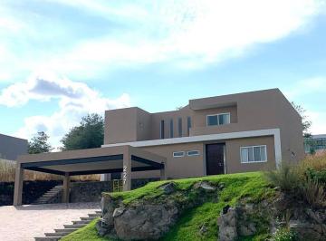 Casa · 1000m² · 4 Recámaras · 6 Estacionamientos · Casa en Venta en El Bosque Country Club