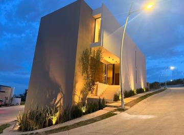 Casa · 264m² · 3 Recámaras · 3 Estacionamientos · Casa en Venta en Zanda Residencial León Guanajuato