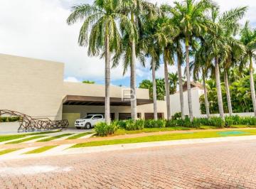 Casa · 1600m² · 4 Recámaras · 6 Estacionamientos · Mansión en Venta en Isla Dorada Cancún