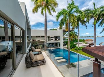 Casa · 1600m² · 4 Recámaras · 6 Estacionamientos · Mansión en Isla Dorada Cancún en Venta