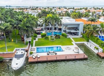 Casa en condominio · 1600m² · 4 Recámaras · 6 Estacionamientos · Isla Dorada Mansión en Venta