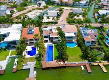 Casa · 800m² · 4 Recámaras · 5 Estacionamientos · Casa en Venta en Residencial Isla Dorada Cancún