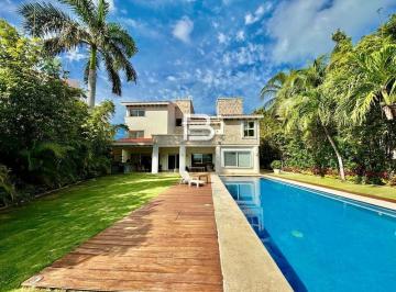 Casa · 890m² · 6 Recámaras · 6 Estacionamientos · Casa en Venta con Frente a Laguna en Isla Dorada Cancún