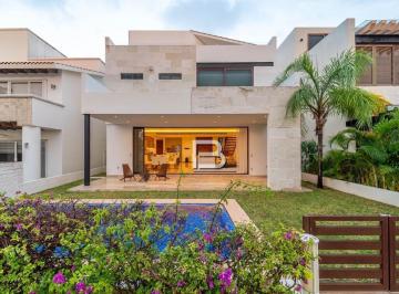 Casa · 360m² · 3 Recámaras · 3 Estacionamientos · En Venta Casa en Residencial Isla Dorada Cancún