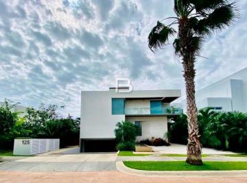 Casa · 720m² · 4 Recámaras · 8 Estacionamientos · Casa en Venta en Puerto Cancún Los Canales