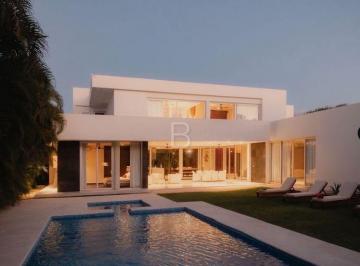 Casa · 1350m² · 6 Recámaras · 6 Estacionamientos · Casa en Venta en Cenote Yalku