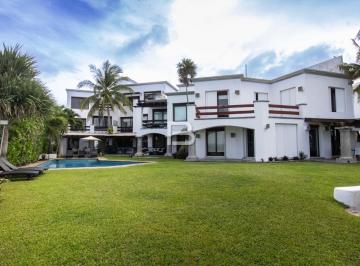 Casa · 120m² · 4 Recámaras · 1 Estacionamiento · Casa Frente Al Mar en Zona Hotelera en Venta