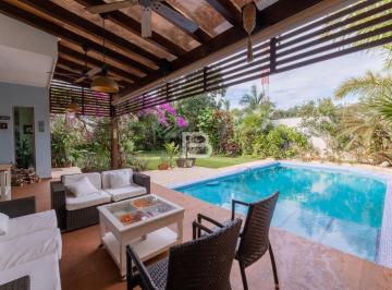 Casa · 594m² · 4 Recámaras · 2 Estacionamientos · Casa en Venta con Alberca en Cancún